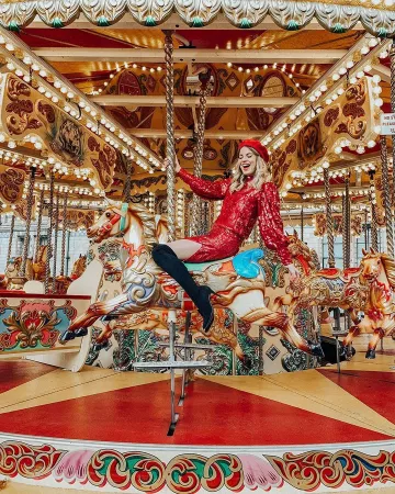 Top à sequins avec manches blousantes sur le compte Instagram de @fashionbyvaida
