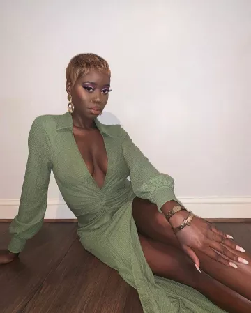 Vestido largo verde caqui para mujer en la cuenta de Instagram de @olivianatalie