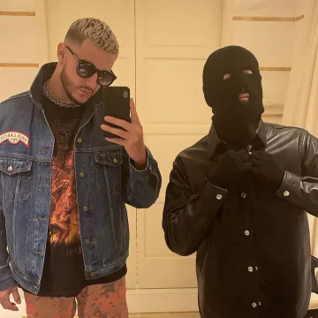 veste en jeans  porté par djsnake   sur le compte Instagram de @djsnake 