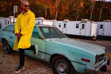 veste jaune  porté par djsnake   sur le compte Instagram de @djsnake 