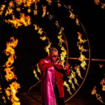 veste rouge  porté par djsnake   sur le compte Instagram de @djsnake 