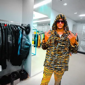 veste léopard  porté par djsnake   sur le compte Instagram de @djsnake 