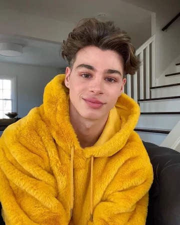 Sudadera con capucha de piel sintética de gran tamaño en la cuenta de Instagram de @itspierreboo