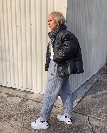 Chaqueta de imitación de cuero en la cuenta de Instagram de @amyfuchsia