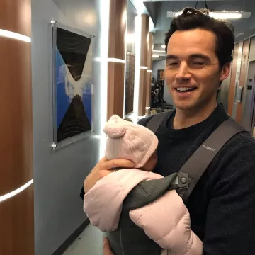 The pull flush to the neck black to Ian Harding on his account Instagram @ianmharding