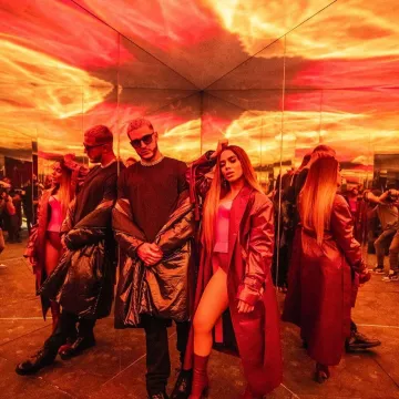 camiseta negra usada por djsnake en la cuenta de Instagram de @djsnake 
