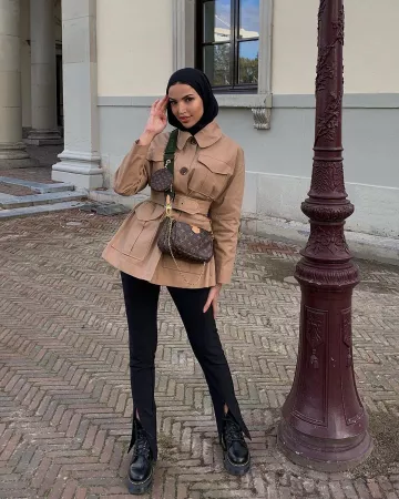 Gabardina funcional en la cuenta de Instagram de @khaoulaboumeshouli