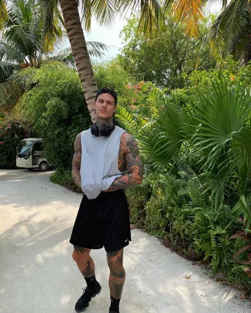 The Nike socks black, on the account Instagram of @chadx_