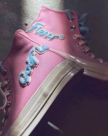 The pair of Converse sneakers all star 70 on the account Instagram of @girlsonmyfeet