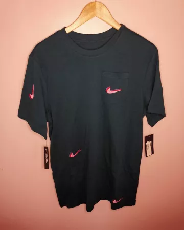 Le t-shirt Nike x Parra Tee Midnight Turqoise sur le compte Instagram de @bananamarketcl