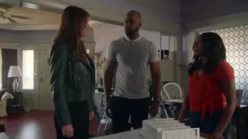 Red Wrap Front Top usado por Tamar (Ozioma Akagha) en Marvel's Runaways Temporada 3 Episodio 6