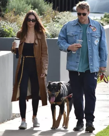 Oliver Peoples Za­sia Cat Eye Sun­glass­es worn by Emily Ratajkowski Los Angeles December 21, 2019