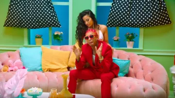 Gafas de sol millonarias rojas de Louis vuitton usadas por Tyga en su video musical oficial de Ayy Macarena