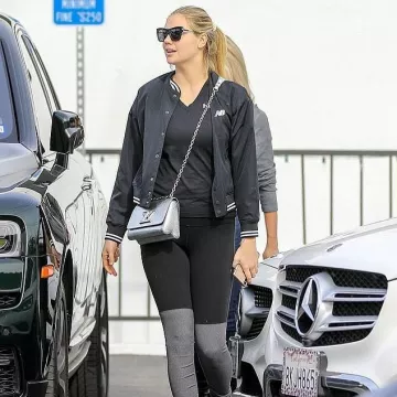 Louis Vuitton Twist PM Bag en Argent usado por Kate Upton Beverly Hills diciembre 21, 2019