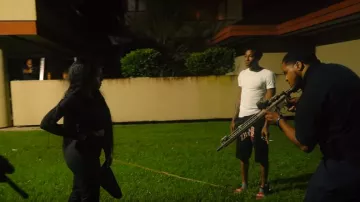 Gucci Noir et Rouge la Poursuite Gucci Bande de Caoutchouc Diapositive Sandale porté par YoungBoy n'a Jamais Cassé de Nouveau dans sa Sale lyanna de la musique de la vidéo