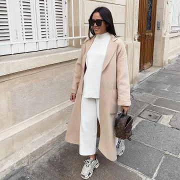 Abrigo con patch Pockets de Laura Naim en la cuenta de Instagram @laura_naim