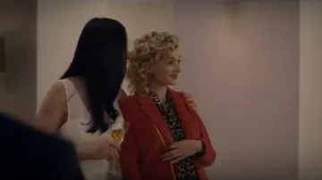 Blazer de pana roja usado por Gigi Dumont (Megan Ferguson) en la banda sonora Temporada 1 Episodio 4