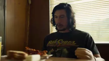 Bob Seger shirt noir porté par Clyde Logan (Adam Driver) comme on le voit dans le Logan de la Chance