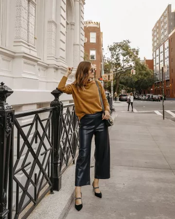 Ann Taylor Vera Crystal Suede Slingback Pumps in Black usadas por Charlotte Bridgeman en su cuenta de Instagram @charlottebridgeman