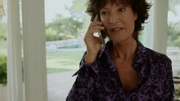 La chemise violette à imprimé roses de Elizabeth Bastide (Chrystelle Labaude) dans Un si grand soleil (Épisode 345)