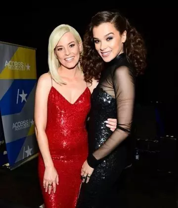 Vestido de lentejuelas rojas de Zara que lució Elizabeth Banks en su cuenta de Instagram @elizabethbanks