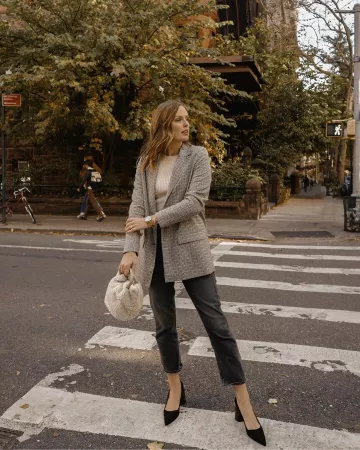 Mango Beige Faux Shearling Bucket Bag usado por Charlotte Bridgeman en su cuenta de Instagram @charlottebridgeman