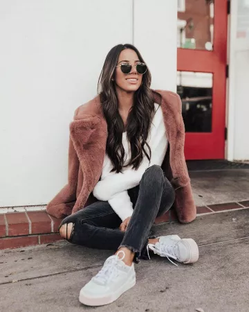 BB Dakota Pink Taupe Big Time Faux Fur Jack­et worn by Ar­i­ana Lau­ren on her Instagram account @arianalauren