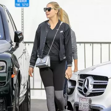 Alo Yoga High Waist­ed God­dess Leg­gings worn by Kate Upton Beverly Hills December 21, 2019