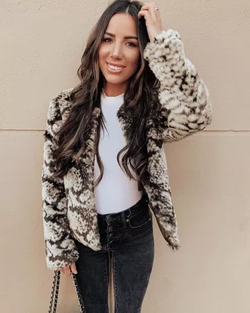 BB Dakota Snake Out Faux Fur Jack­et worn by Ar­i­ana Lau­ren on her Instagram account @arianalauren