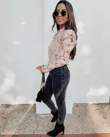 Wayf Emma Puff Sleeve Lace Top usado por Ariana Lauren en su cuenta de Instagram @arianalauren