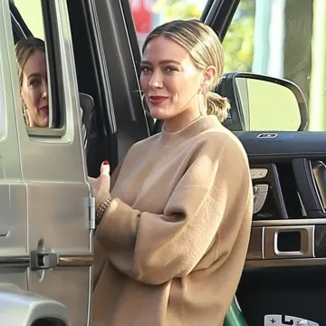 Alexander Wang Crystal Cuff Crewneck Sweater usado por Hilary Duff Los Ángeles 22 de diciembre de 2019