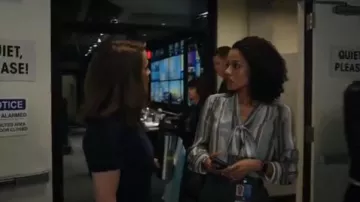 Blusa de cuello de corbata a rayas usada por Hannah Shoenfeld (Gugu Mbatha-Raw) en The Morning Show Temporada 1 Episodio 10