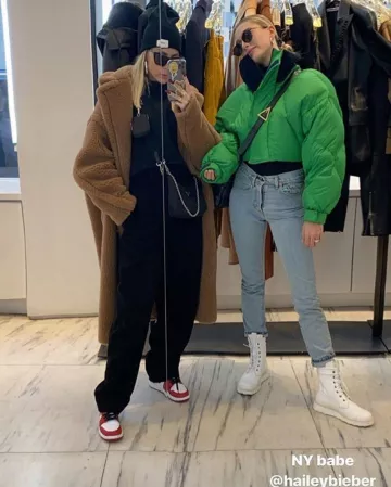 Bottega Veneta Bottes de Combat porté par Hailey Baldwin Instagram le 22 décembre 2019