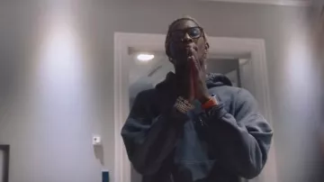 Amiri Gris Foncé strass embelli hoodie de Jeune homme dans la vidéo de musique de Young Thug - Garçon ft. Nav [Vidéo Officielle]