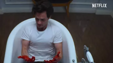 Camiseta blanca de Joe Goldberg (Penn Badgley) en YOU