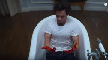 El cinturón marrón usado por Joe Goldberg (Penn Badgley) en la serie YOU (Temporada 2 Episodio 8)