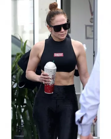 Guess The Stripes and Animal High Neck Bikini Top en Negro usado por Jennifer Lopez Miami diciembre 21, 2019