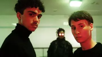 El suéter negro de Víctor (Nemo Schiffman) en Mortel