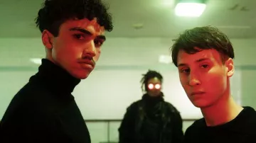 Le pull col roulé noir de Sofiane (Carl Malapa) dans Mortel