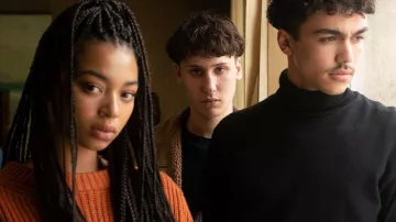 Le pull en laine orange de Luisa (Manon Bresch) dans Mortel