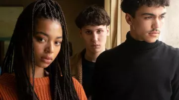 Suéter de lana naranja de Luisa (Manon Bresch) en Mortel