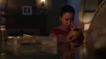  Bande de gras Crewneck Pull porté par Mariana Adams Foster (Cierra Ramirez) dans Bien des Ennuis Saison 2 Épisode 9
