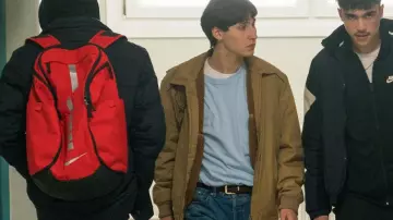 The tee shirt blue Victor (Nemo Schiffman) in Mortal