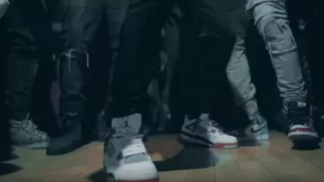 Jordan 4 Retro Fire Rouge de Rich the Kid dans la vidéo de musique Fivio Étrangères x Rich The Kid - plus Riche Que Jamais (VIDÉO OFFICIELLE)