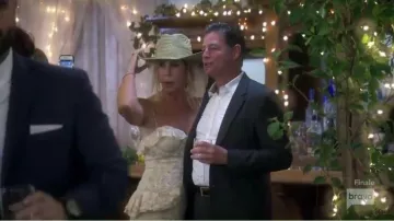 Vestido de volantes de encaje blanco usado por Vicki Gunvalson en The Real Housewives of Orange County Temporada 14 Episodio 20