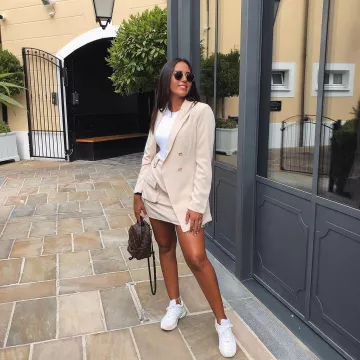 Mini falda de Laura Naim en la cuenta de Instagram @laura_naim