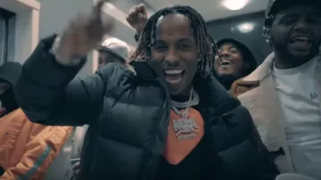 Comme Des Garçons Play Black Heart Print Logo tee of Rich the Kid en el video musical Fivio Foreign x Rich The Kid - Richer Than Ever (VIDEO OFICIAL)