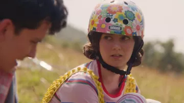 The helmet has flowers of Lily Iglehart (Tanya Reynolds) in Sex Education