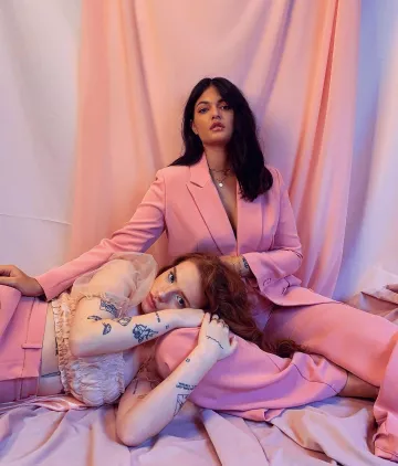 Los pantalones anchos rosas, del traje de Laeticia Diverchy en la cuenta de Instagram de @tyciadchannel