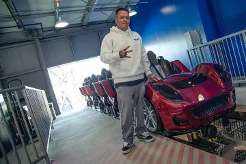 Les sneakers vans old skool noires et blanches portées par Ryan Friedlinghaus sur le compte Instagram de @westcoastcustoms